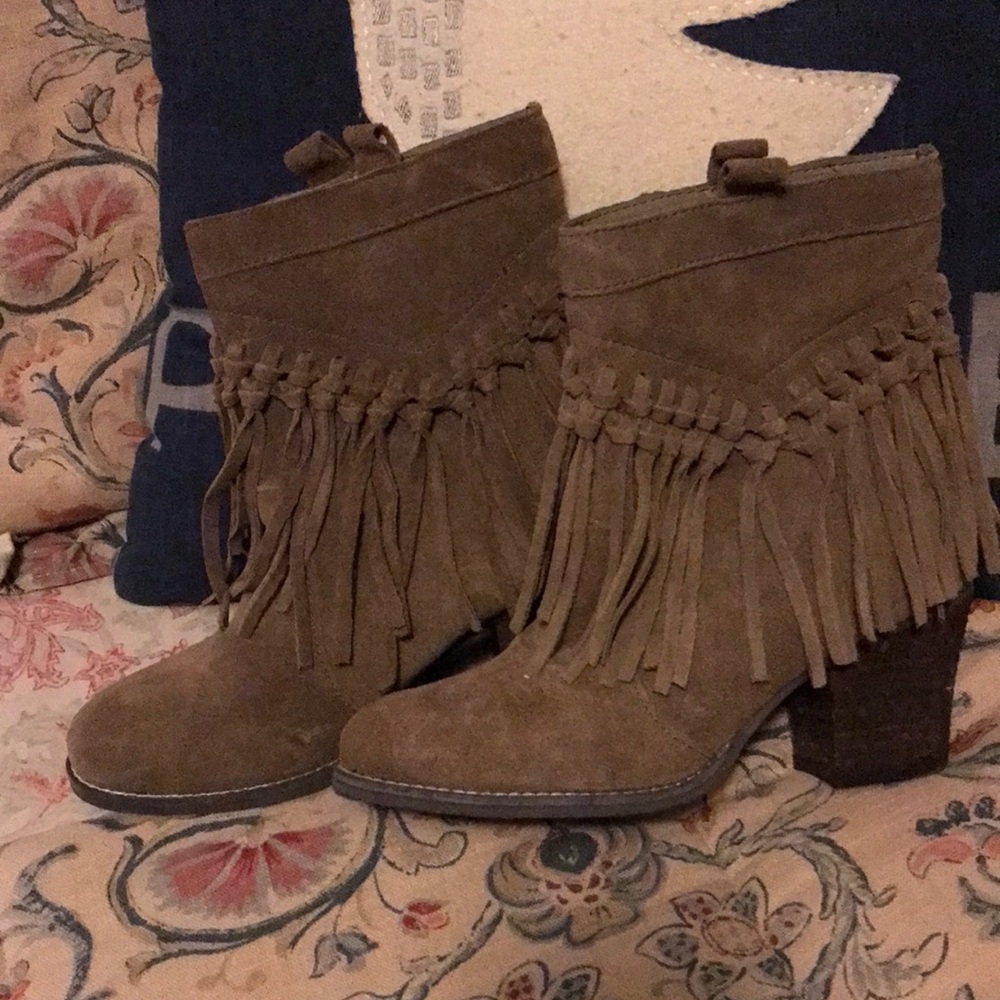 Sbicca size 6 tan fringe boots